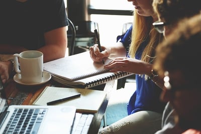 Comment se former à l’informatique sans le bac en 2025 ?